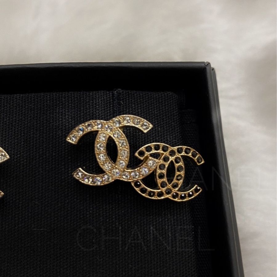 ► 全新 CHANEL 雙C耳環 CC LOGO EARRINGS BLACK X CRYSTAL-1
