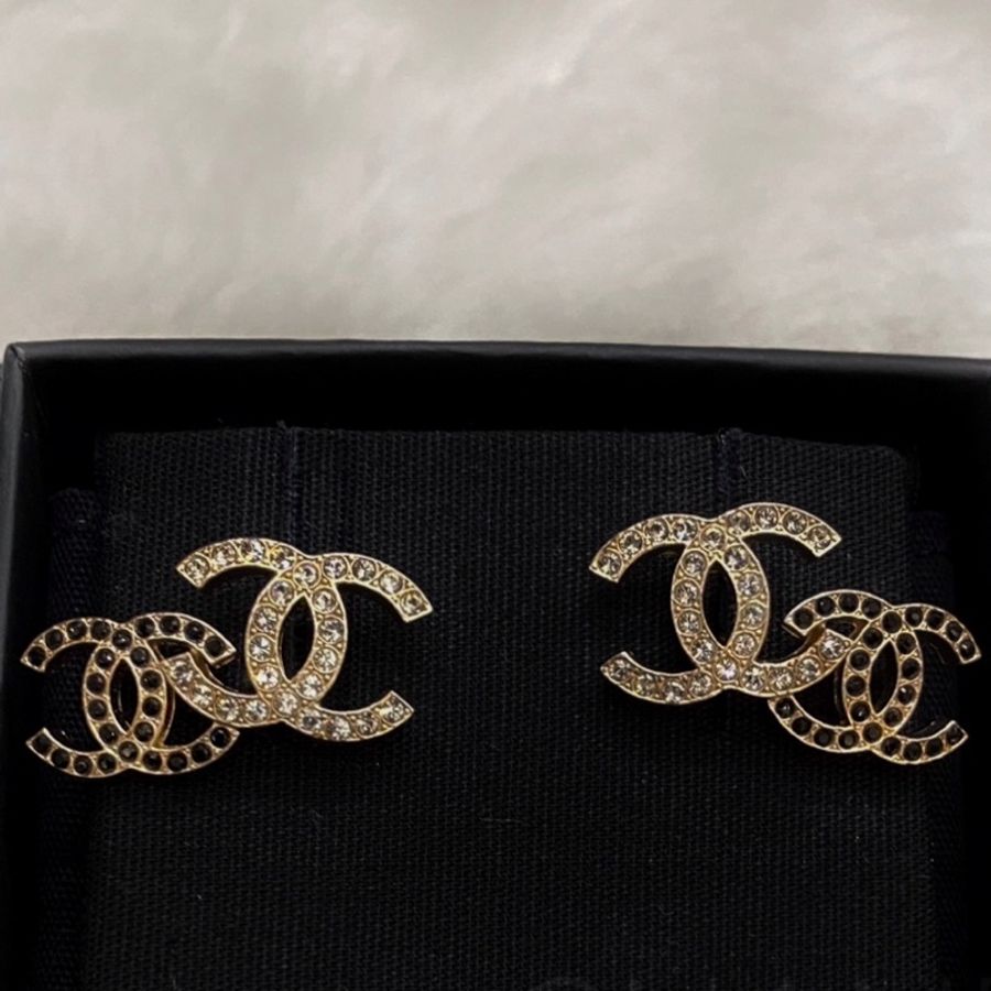 ► 全新 CHANEL 雙C耳環 CC LOGO EARRINGS BLACK X CRYSTAL-4