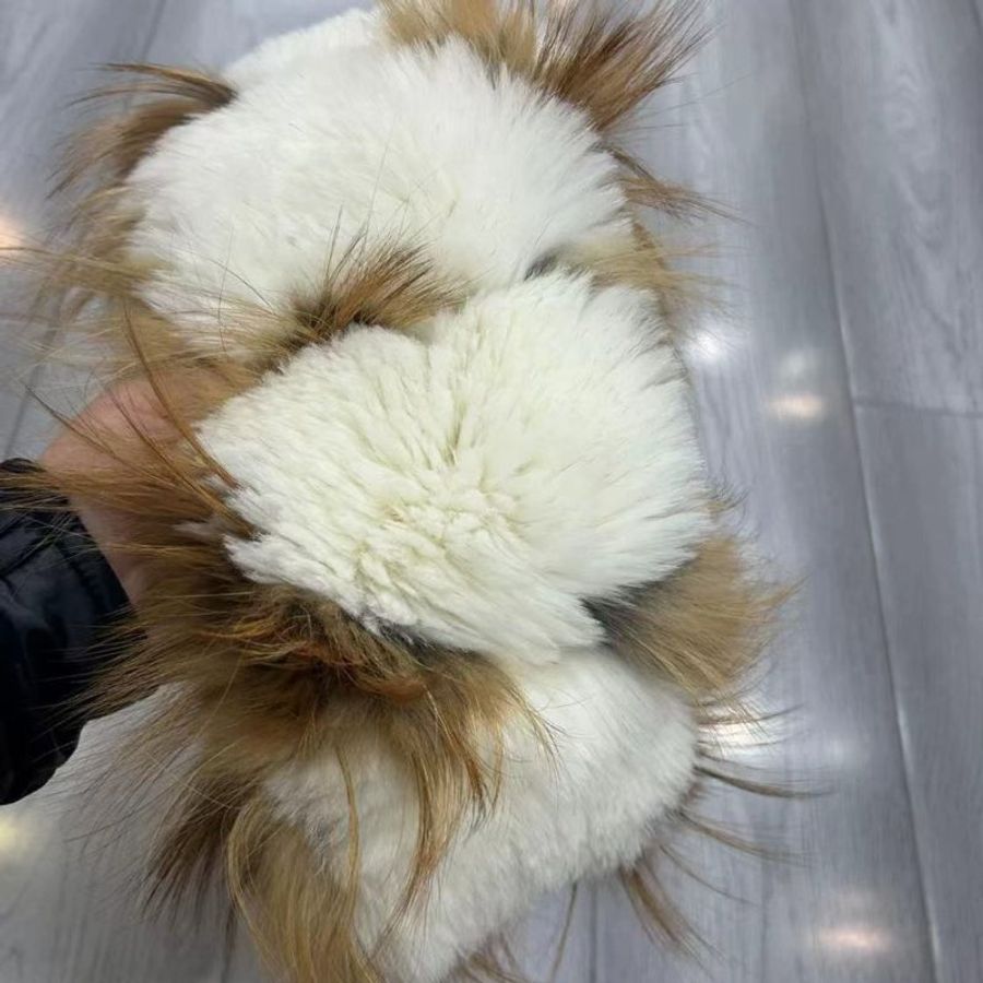 LV狐狸毛拼色金屬扣圍巾 成色非常新 原價近15萬 質感柔軟舒服 內襯是蠶絲的 55x9cm-0