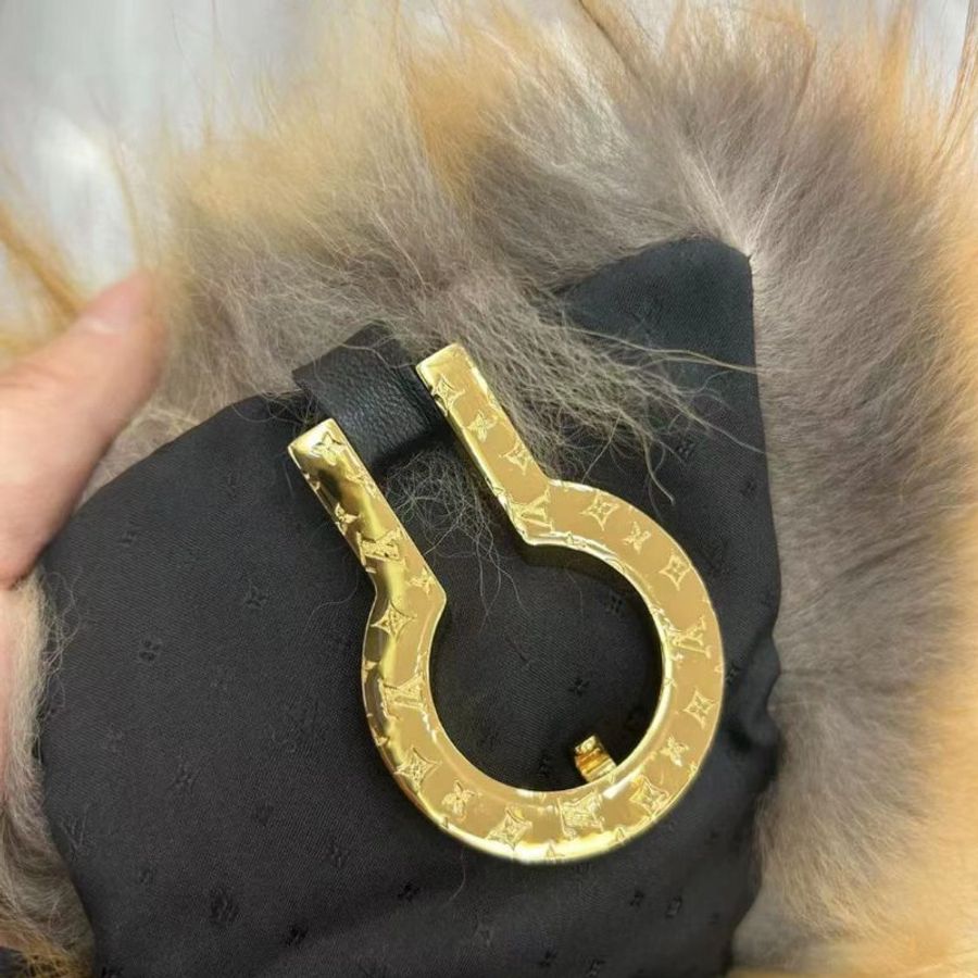 LV狐狸毛拼色金屬扣圍巾 成色非常新 原價近15萬 質感柔軟舒服 內襯是蠶絲的 55x9cm-2