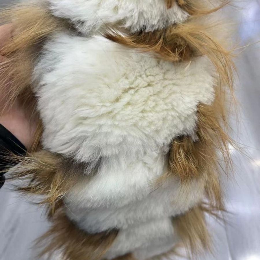 LV狐狸毛拼色金屬扣圍巾 成色非常新 原價近15萬 質感柔軟舒服 內襯是蠶絲的 55x9cm-3