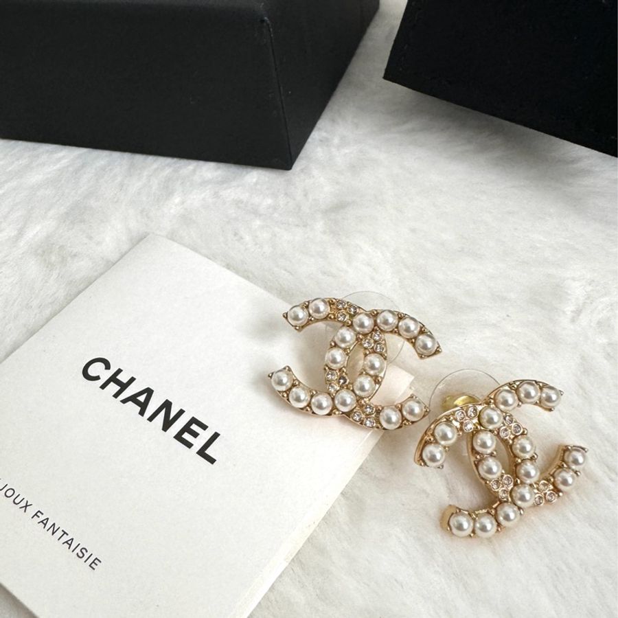 香奈兒chanel 中大款 雙C 貼耳珍珠x鑽耳環(已售出)-0