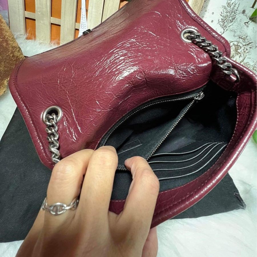 YSL SAINT LAURENT 聖羅蘭 NIKI 583103 0EN04 6475 油蠟皮革肩背鍊條包 (勃地根紅)-25