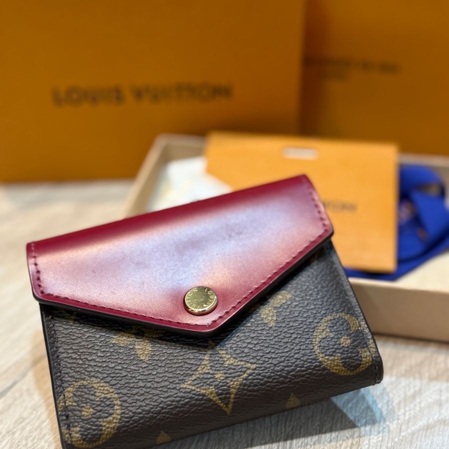 LV 女用皮夾 M62932 ZOE 經典花紋三折零錢小短夾(紫紅)-0