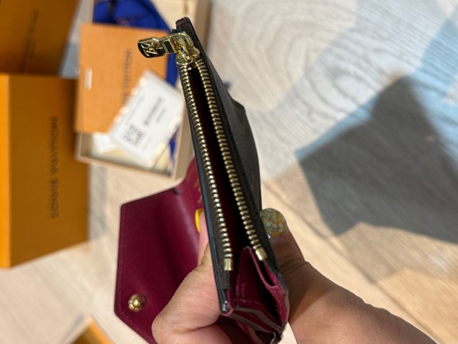 LV 女用皮夾 M62932 ZOE 經典花紋三折零錢小短夾(紫紅)-2