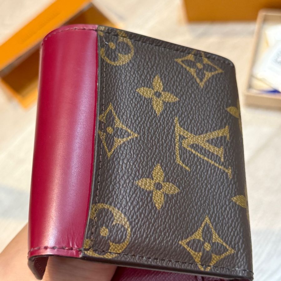 LV 女用皮夾 M62932 ZOE 經典花紋三折零錢小短夾(紫紅)-10