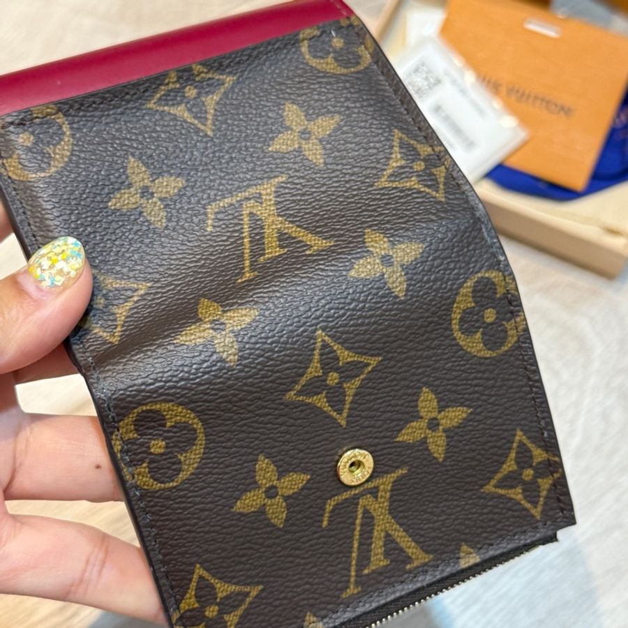 LV 女用皮夾 M62932 ZOE 經典花紋三折零錢小短夾(紫紅)-13