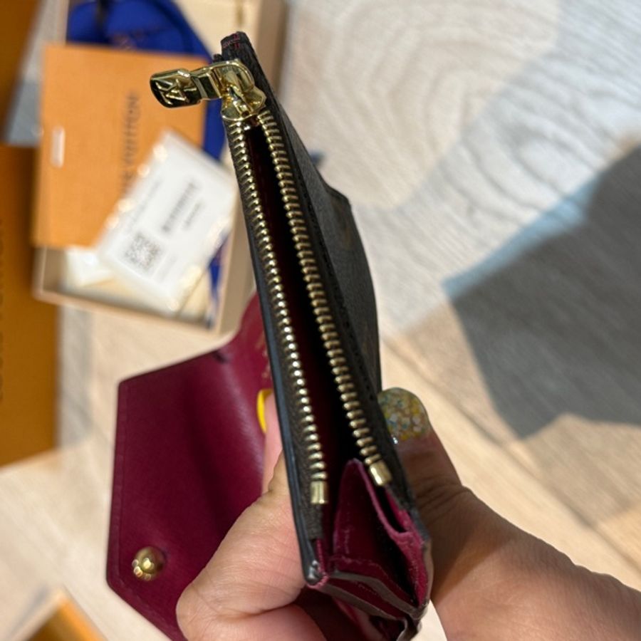 LV 女用皮夾 M62932 ZOE 經典花紋三折零錢小短夾(紫紅)-18