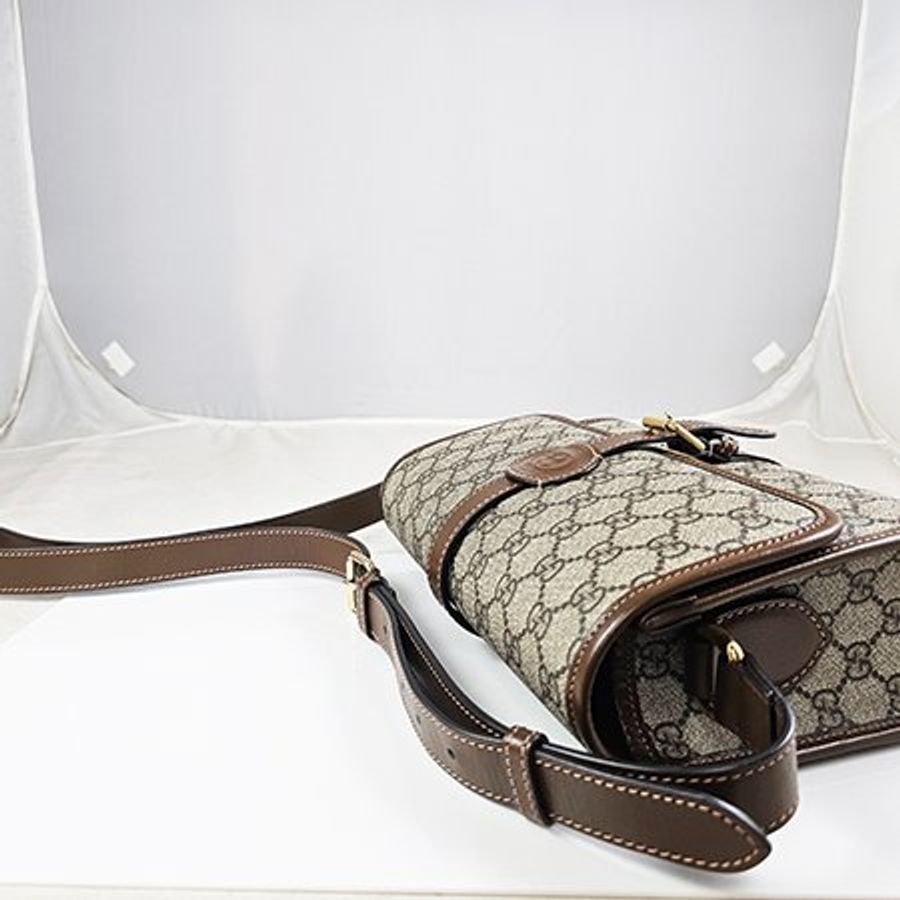 GUCCI 咖啡色PVC LOGO 磁釦斜背包 745679-1