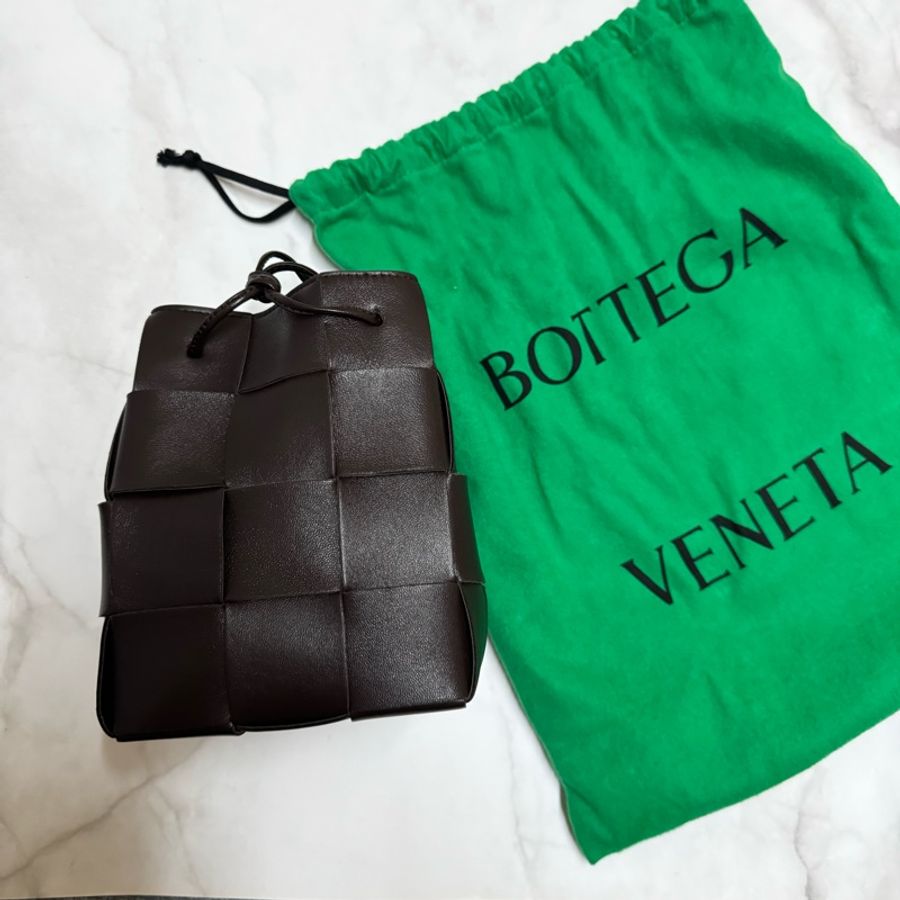 BV BOTTEGA VENETA Cassette 大格編織水桶斜背包-0