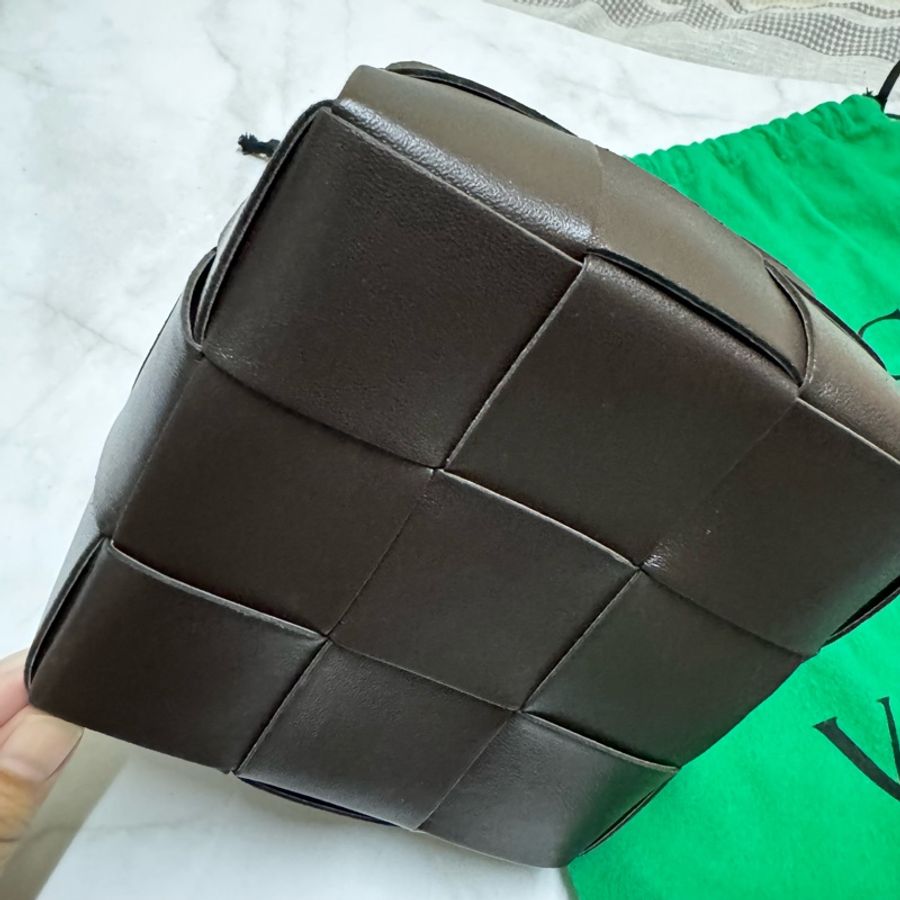 BV BOTTEGA VENETA Cassette 大格編織水桶斜背包-1