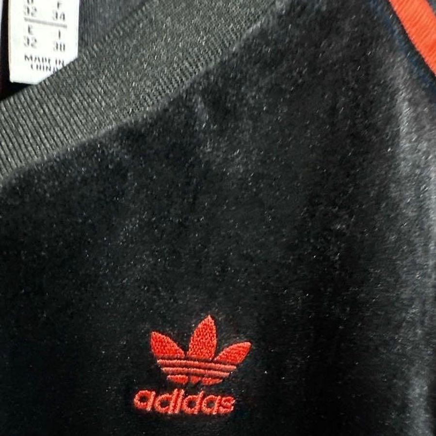 Adidas V-DAY CRPPD TEE 三條紋愛心刺繡短版上衣 XS-6