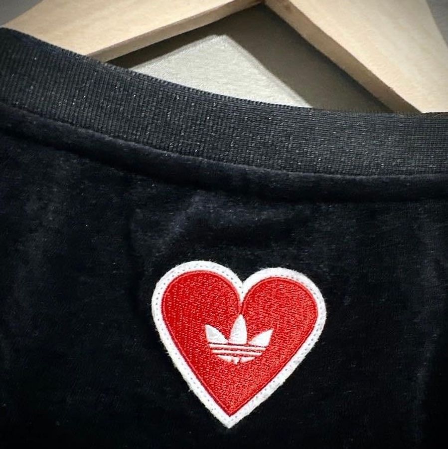 Adidas V-DAY CRPPD TEE 三條紋愛心刺繡短版上衣 XS-7