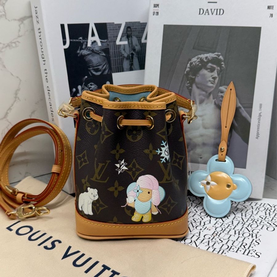 🎅🏻 Louis Vuitton 路易威登|2024 聖誕 Vivienne 系列 M12221 NANO NOE 小小水桶 限定版 全新全配 台灣購證 🎄-5