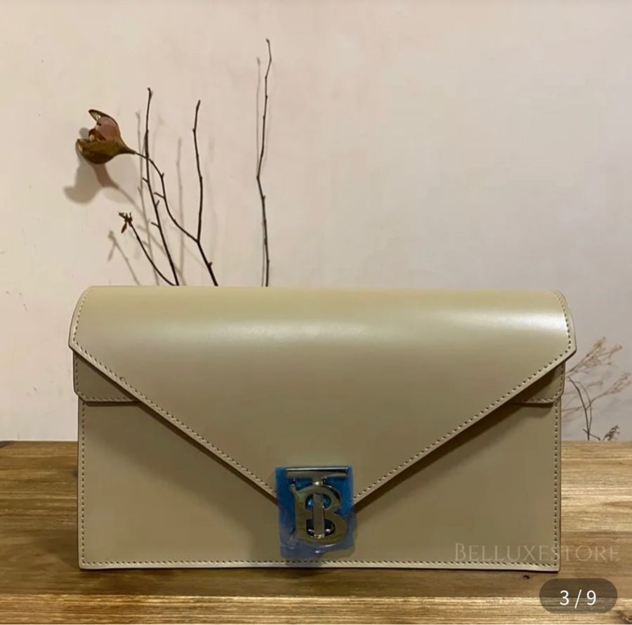 Burberry 奶茶色手拿包-0