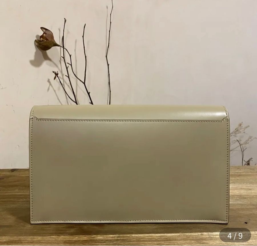 Burberry 奶茶色手拿包-1