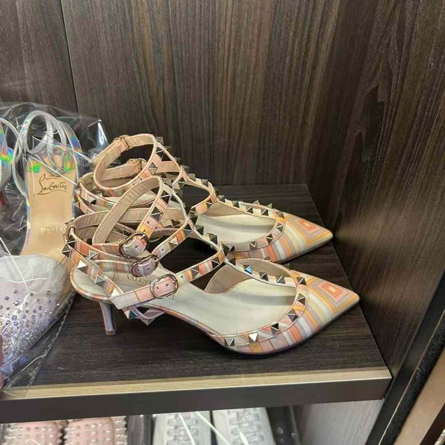 Valentino 37號 已貼底 只穿一次僅有閒置痕跡-1