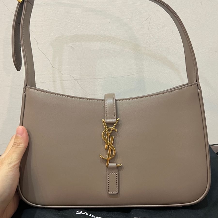 Ysl LE 5 À 7滑面皮革手袋(奶茶色）-0