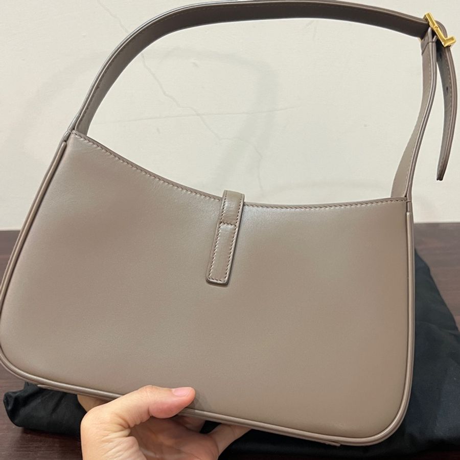 Ysl LE 5 À 7滑面皮革手袋(奶茶色）-4