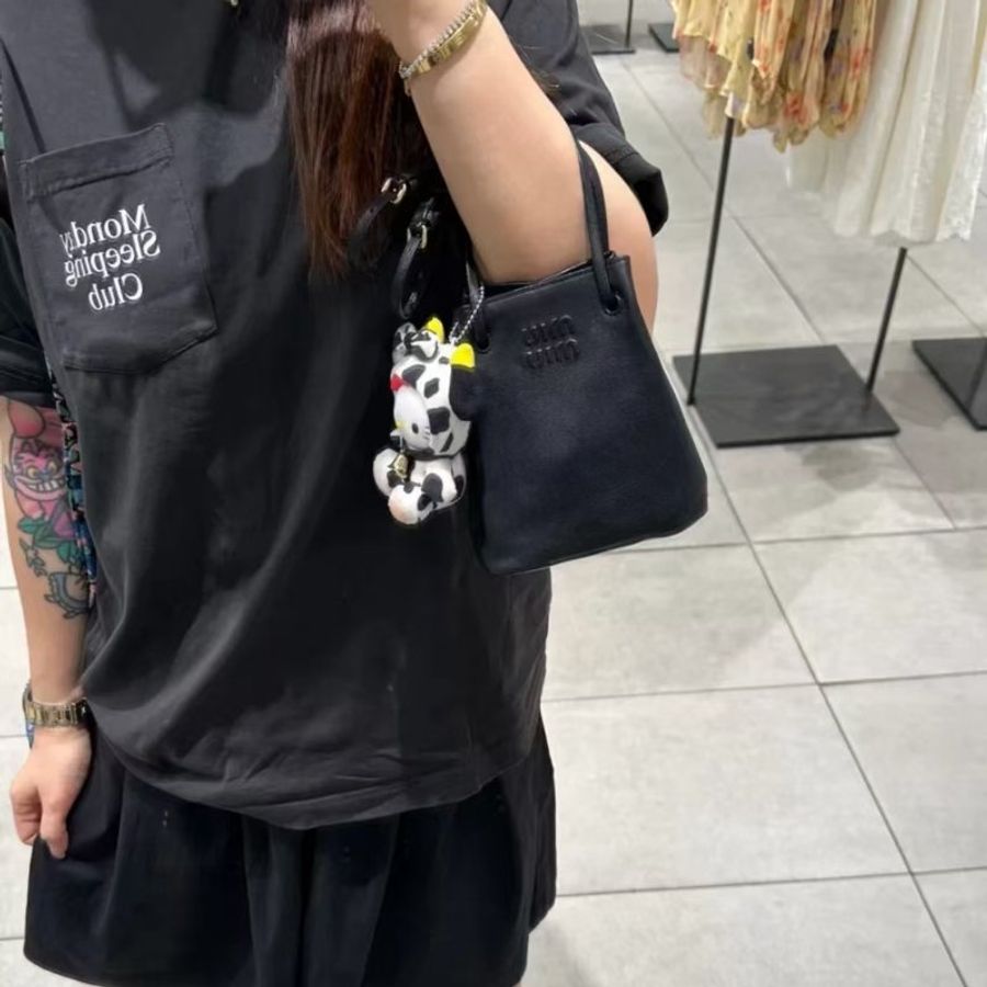 MIUMIU24新款秀款黑色水桶包 全新-1