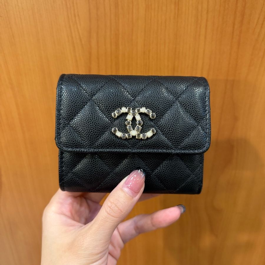 Chanel 黑荔枝牛皮雙C寶石5卡三折短夾-0