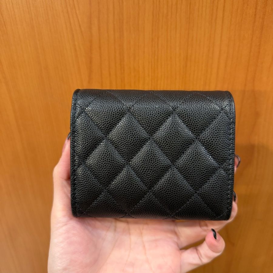 Chanel 黑荔枝牛皮雙C寶石5卡三折短夾-1