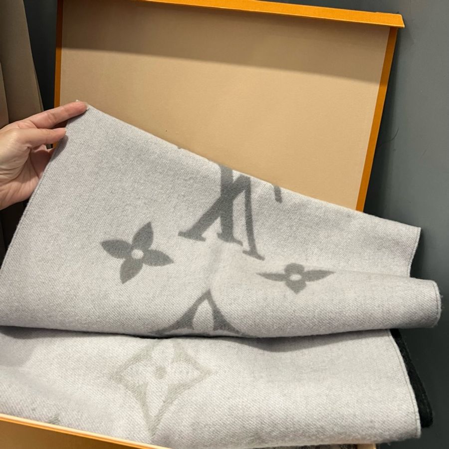 Louis Vuitton LV M76336經典Reykjavik Gradient 漸層圍巾 披肩-14