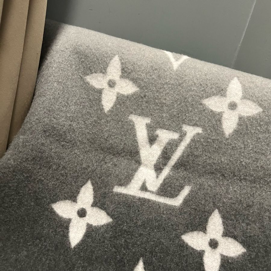 Louis Vuitton LV M76336經典Reykjavik Gradient 漸層圍巾 披肩-15