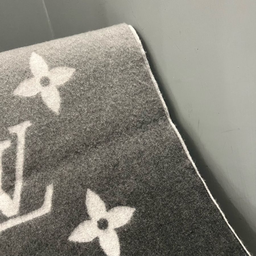 Louis Vuitton LV M76336經典Reykjavik Gradient 漸層圍巾 披肩-16