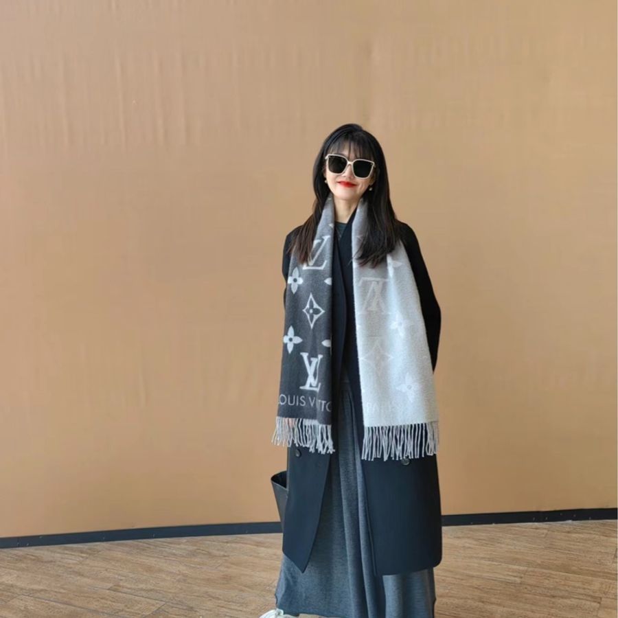 Louis Vuitton LV M76336經典Reykjavik Gradient 漸層圍巾 披肩-28