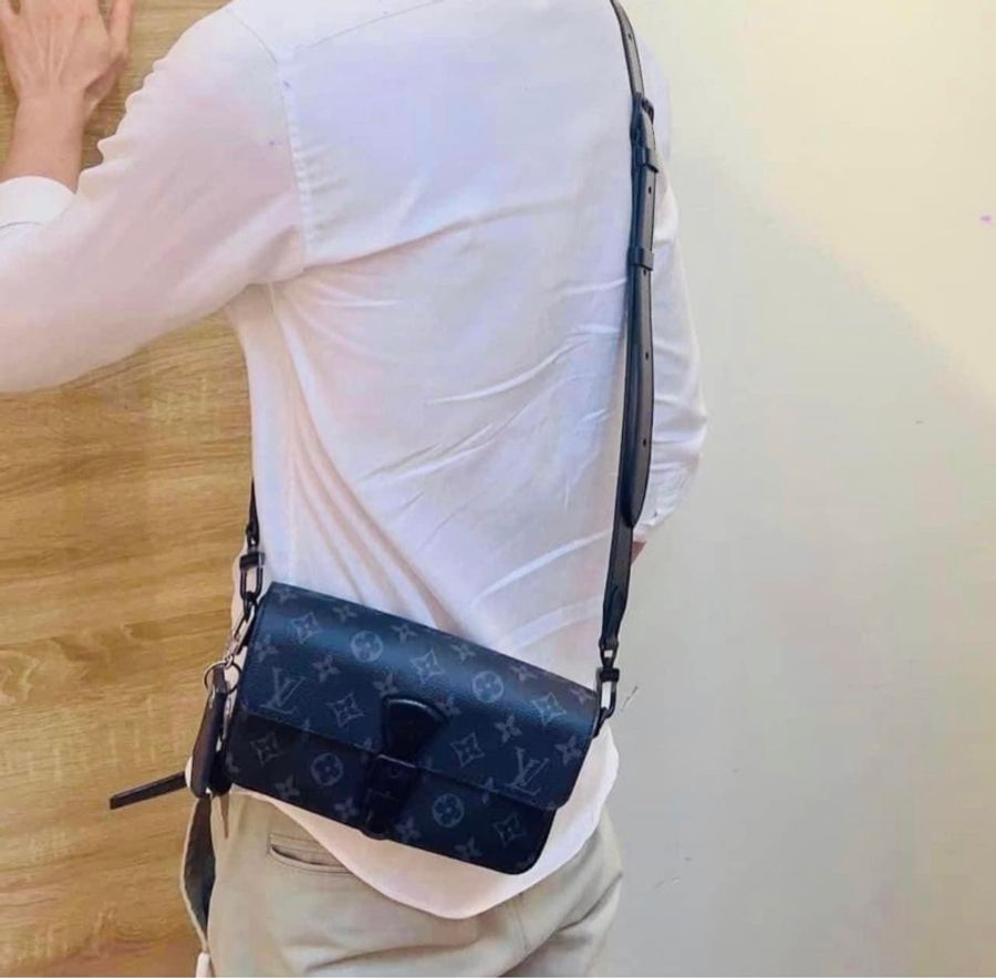 明星小包 十月首款新款。Lv m83567 Louis Vuitton steamer 斜背包  男女同款。 曼谷機場八月底購入。原價6.9w 近七萬 割愛55800現買現賺  九九新！只有拍照 可以放手機16max 跟鑰匙信用卡。年輕有型送禮送用收藏兩相宜😆🫶#全配含發票一、 購入時間：2024/08/26 材質：Monogram Eclipse塗層帆布-0