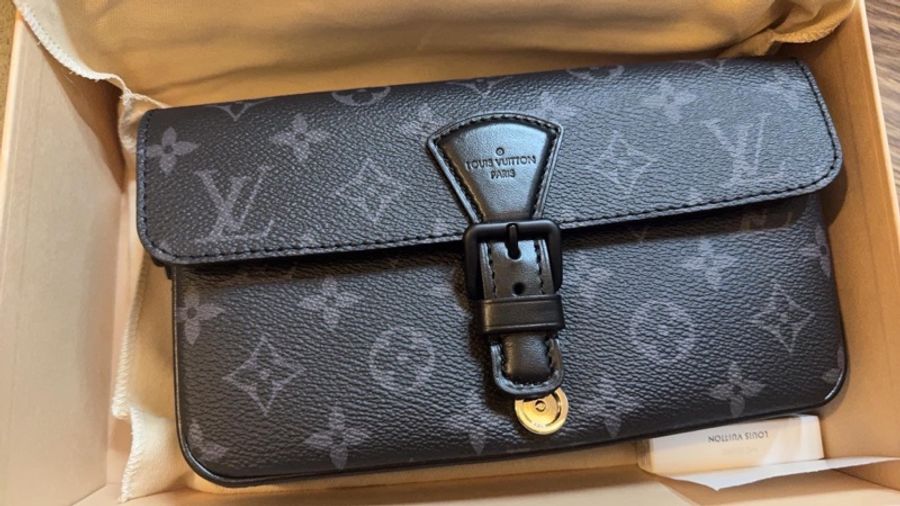 明星小包 十月首款新款。Lv m83567 Louis Vuitton steamer 斜背包  男女同款。 曼谷機場八月底購入。原價6.9w 近七萬 割愛55800現買現賺  九九新！只有拍照 可以放手機16max 跟鑰匙信用卡。年輕有型送禮送用收藏兩相宜😆🫶#全配含發票一、 購入時間：2024/08/26 材質：Monogram Eclipse塗層帆布-1