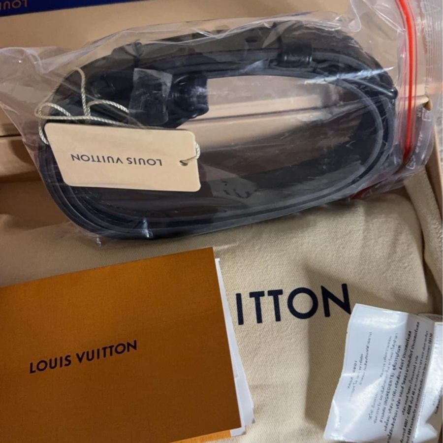明星小包 十月首款新款。Lv m83567 Louis Vuitton steamer 斜背包  男女同款。 曼谷機場八月底購入。原價6.9w 近七萬 割愛55800現買現賺  九九新！只有拍照 可以放手機16max 跟鑰匙信用卡。年輕有型送禮送用收藏兩相宜😆🫶#全配含發票一、 購入時間：2024/08/26 材質：Monogram Eclipse塗層帆布-2