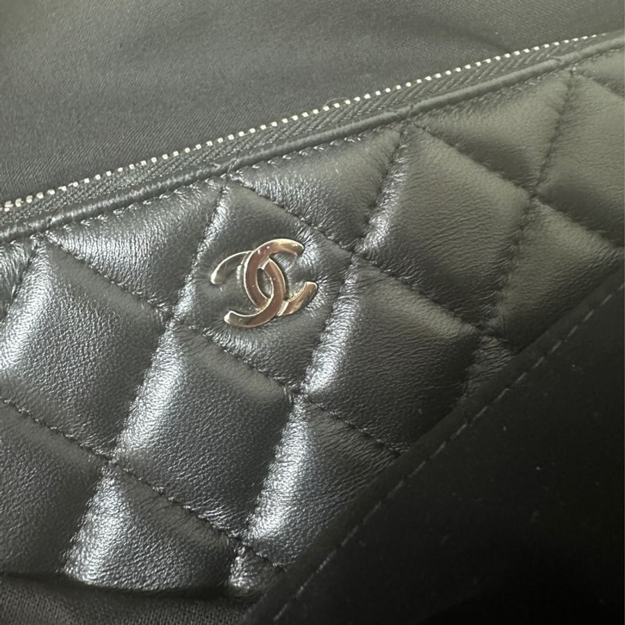 CHANEL 經典黑銀雙CLOGO羊皮雙拉鍊斜背包-1