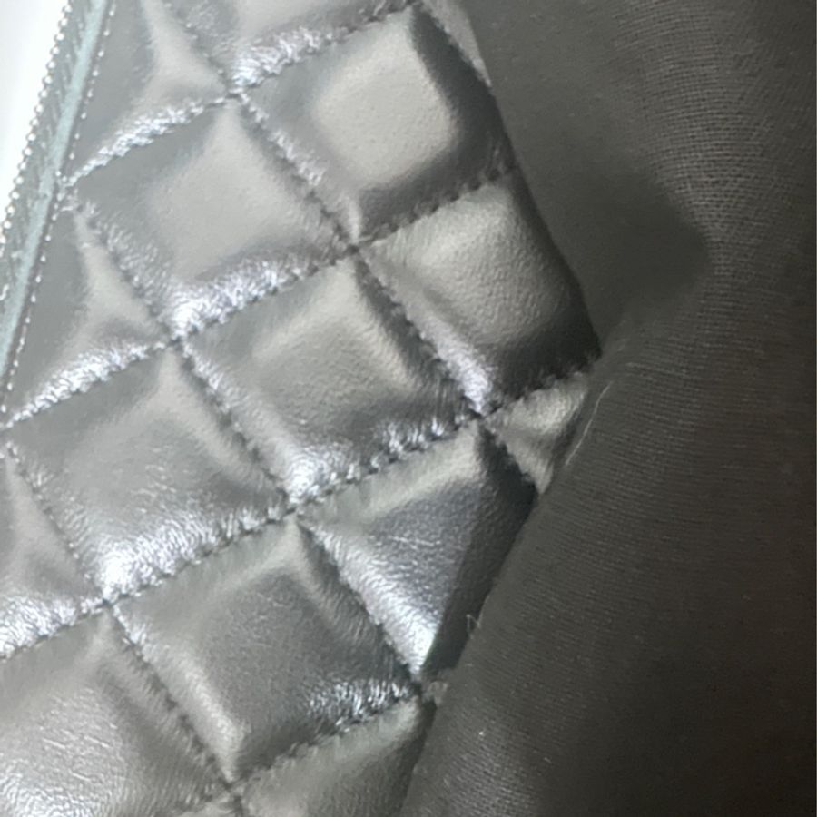 CHANEL 經典黑銀雙CLOGO羊皮雙拉鍊斜背包-2