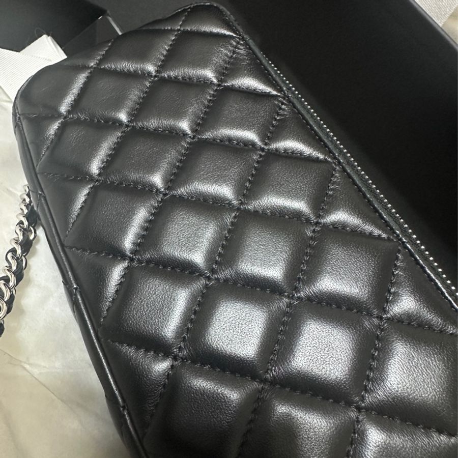 CHANEL 經典黑銀雙CLOGO羊皮雙拉鍊斜背包-4