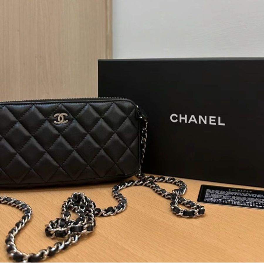 CHANEL 經典黑銀雙CLOGO羊皮雙拉鍊斜背包-11