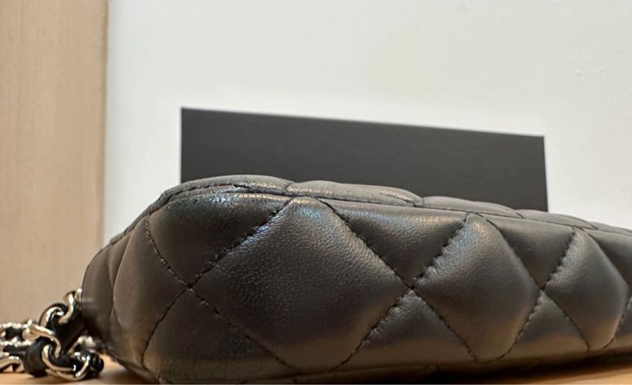 CHANEL 經典黑銀雙CLOGO羊皮雙拉鍊斜背包-14