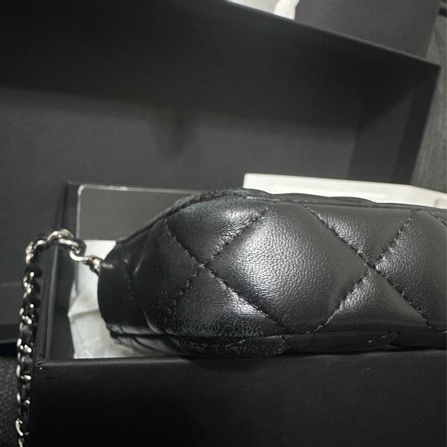 CHANEL 經典黑銀雙CLOGO羊皮雙拉鍊斜背包-15