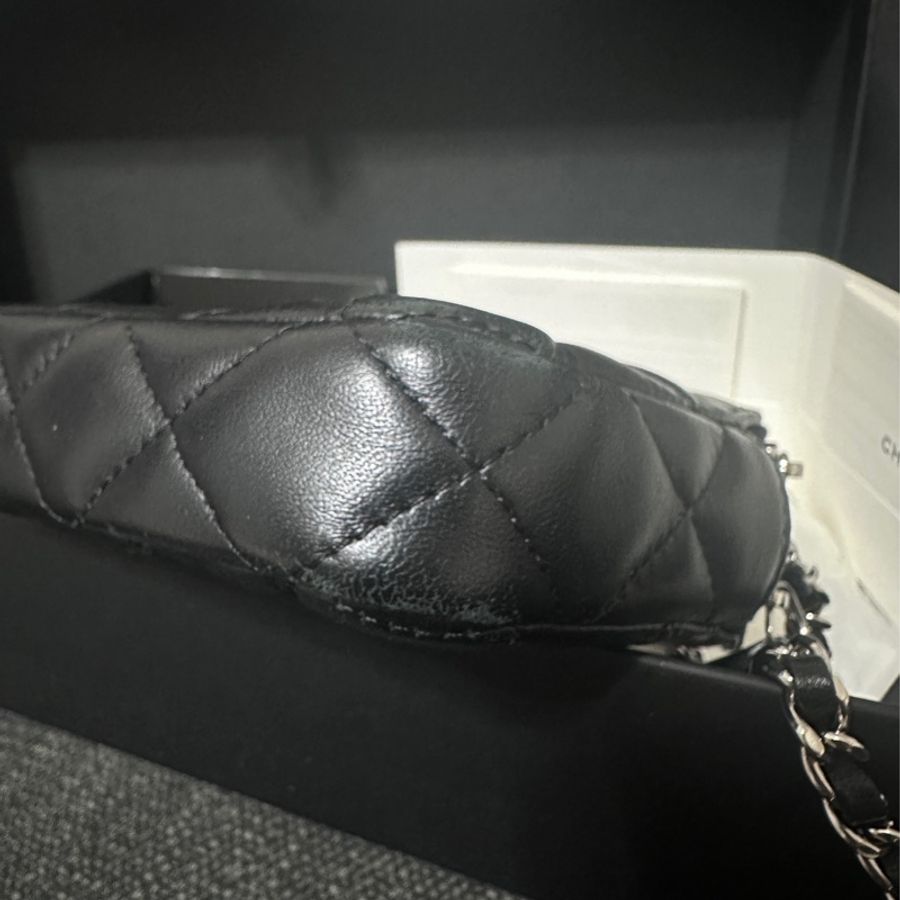 CHANEL 經典黑銀雙CLOGO羊皮雙拉鍊斜背包-16