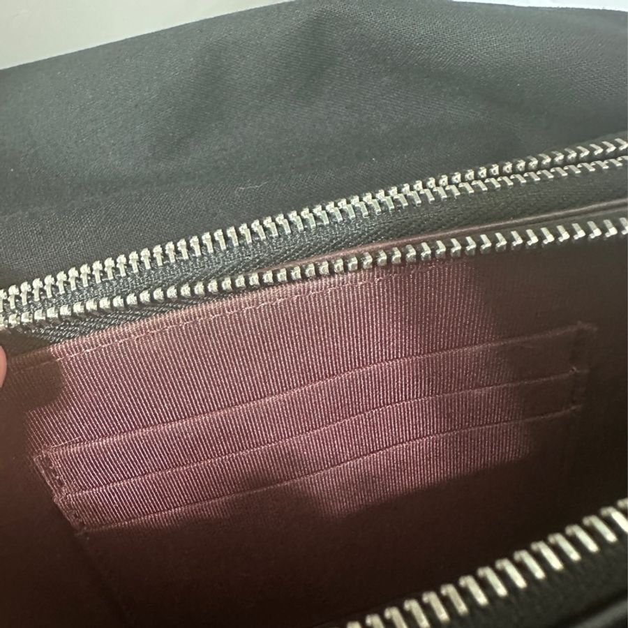 CHANEL 經典黑銀雙CLOGO羊皮雙拉鍊斜背包-21