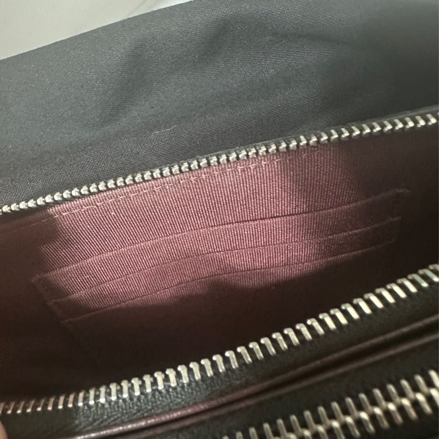 CHANEL 經典黑銀雙CLOGO羊皮雙拉鍊斜背包-22