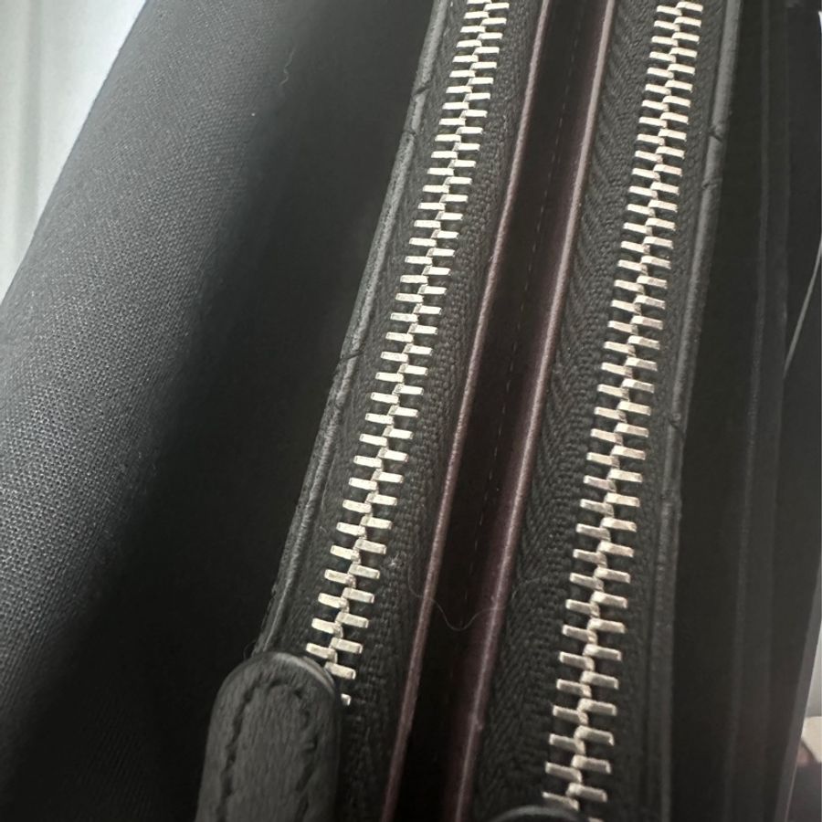CHANEL 經典黑銀雙CLOGO羊皮雙拉鍊斜背包-24