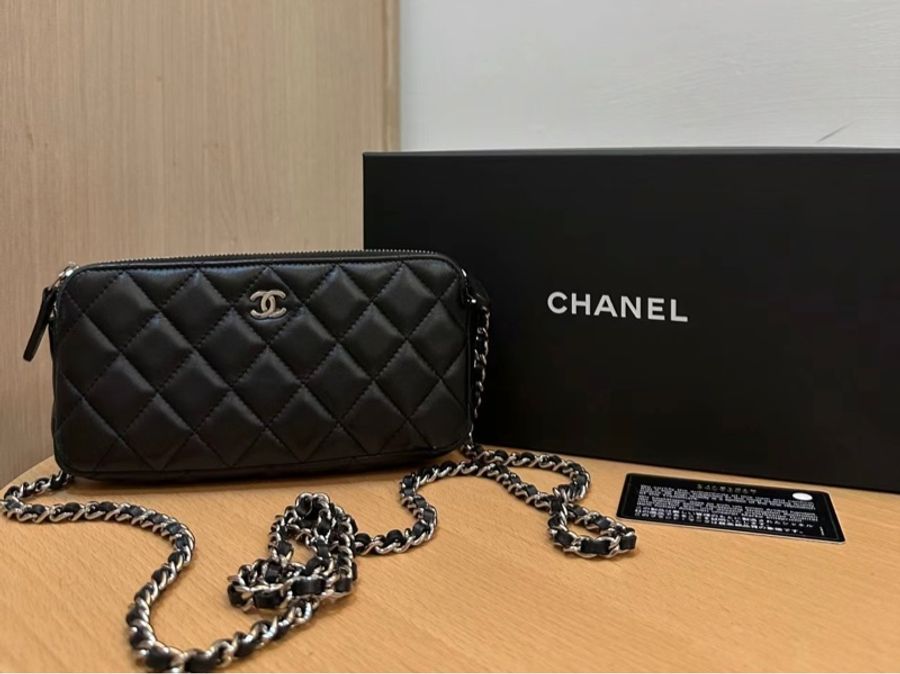 CHANEL 經典黑銀雙CLOGO羊皮雙拉鍊斜背包-28