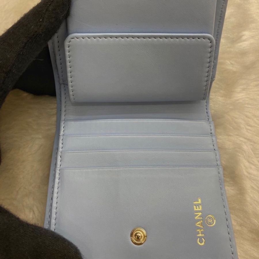 ► 全新 Chanel 寶寶藍荔枝皮對折零錢短夾-3