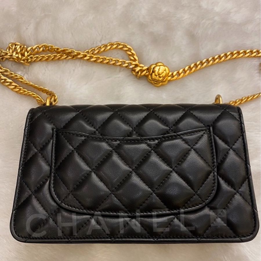 ► 全新 CHANEL 23S✨最新款✨黑金 山茶花金球WOC ▪️肩背包▪️斜背包-1