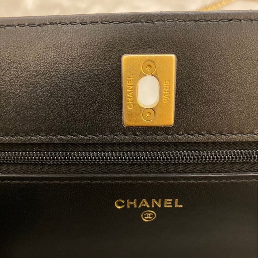 ► 全新 CHANEL 23S✨最新款✨黑金 山茶花金球WOC ▪️肩背包▪️斜背包-5