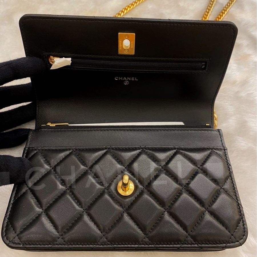 ► 全新 CHANEL 23S✨最新款✨黑金 山茶花金球WOC ▪️肩背包▪️斜背包-6