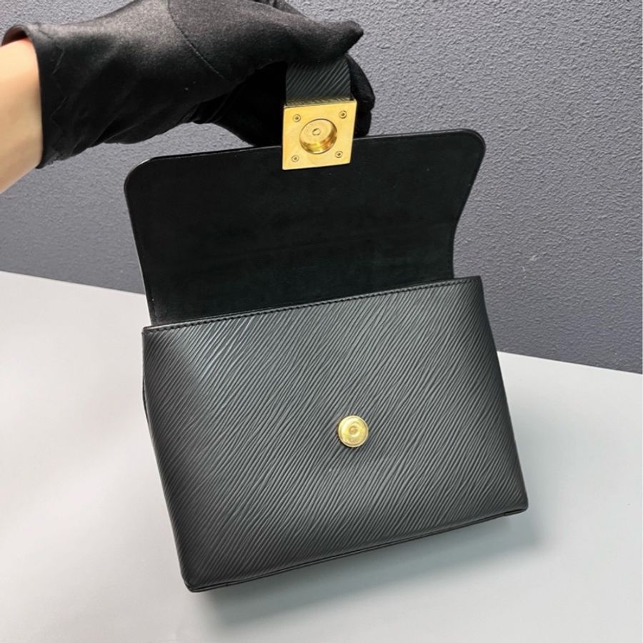 LV 黑色epi水波紋locky bb鎖頭包-6