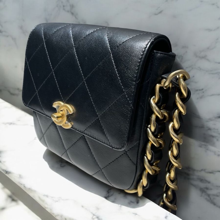 CHANEL 粗皮穿鏈滾邊口蓋包*黑金(晶片款)-2